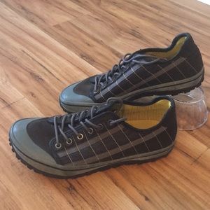 Tsubo Men’s Suede and denim casual sneakers